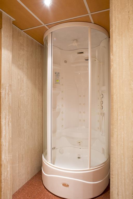 A Casa Canut Hotel Gastronomic Les Escaldes Exterior foto A shower cubicle