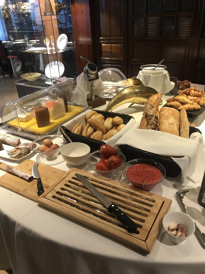 A Casa Canut Hotel Gastronomic Les Escaldes Exterior foto A breakfast buffet at a hotel