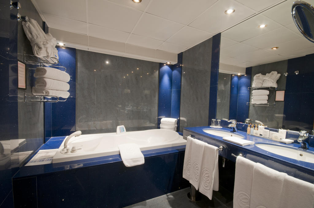 A Casa Canut Hotel Gastronomic Les Escaldes Exterior foto Bathroom